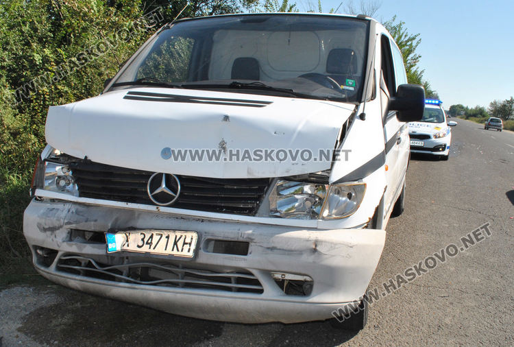 Два Мерцедеса и Фолксваген във верижна катастрофа край Конуш