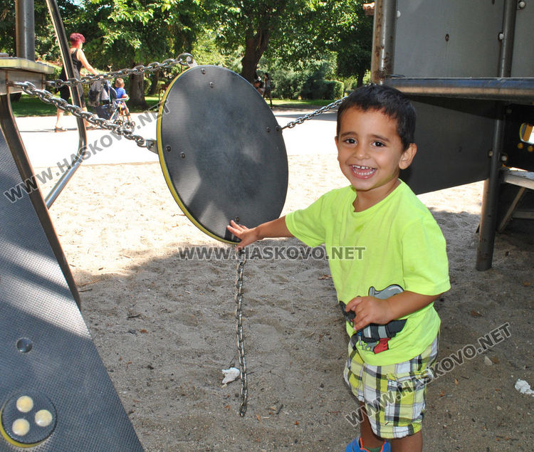 Малко дете играеше край счупеното съоръжение