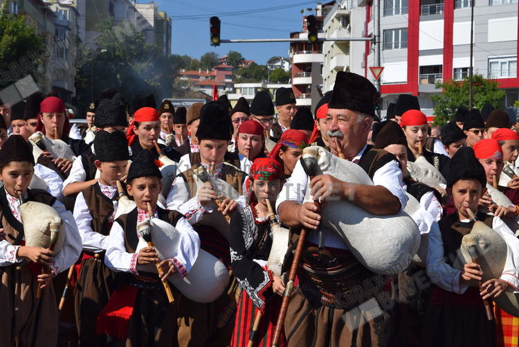 Идва „Бъдеще с традиции” и отново голямо хоро на моста