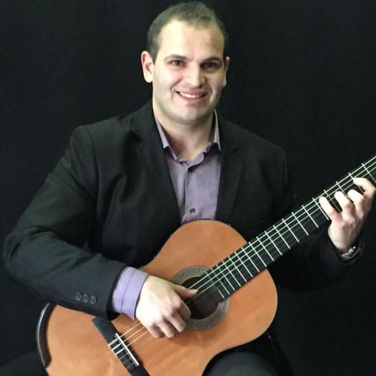 Френски шансони и любими мелодии заливат днес централния градски площад