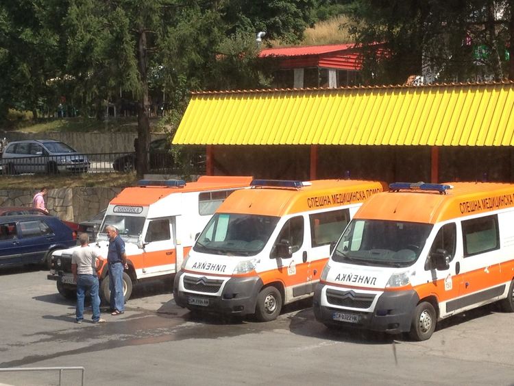 При забранено изпреварване смолянчанин се удари челно, дете и бебе са ранени