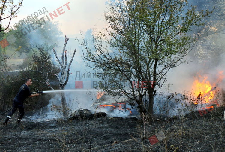 Избухна пожар във вилната зона на Димитровград, изгоря дома на Стефан