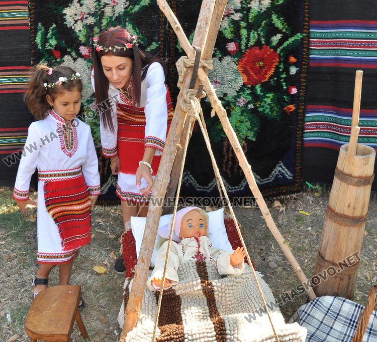 Представиха варен булгур, смигдал и сталевско масло на кулинарната благотворителна изложба с автентични рецепти