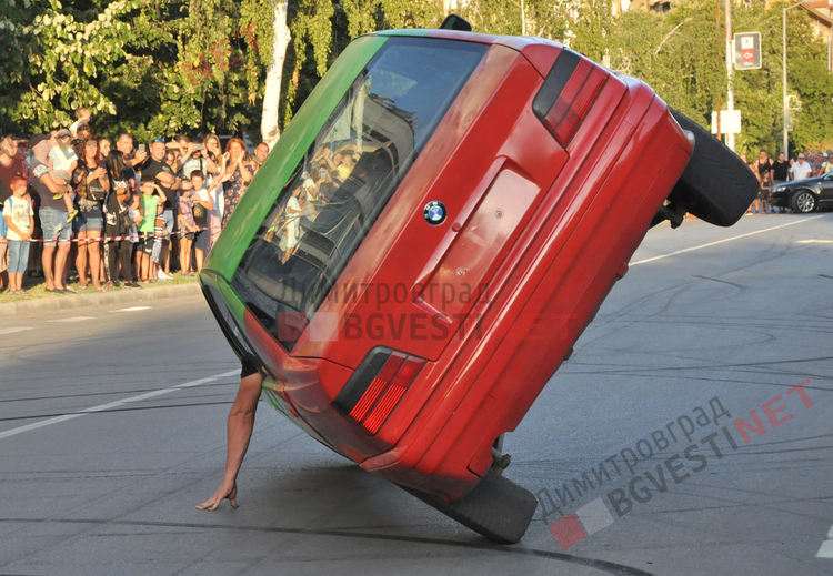Миризма на изгорял бензин и стопени гуми вдигна адреналина на димитровградчани