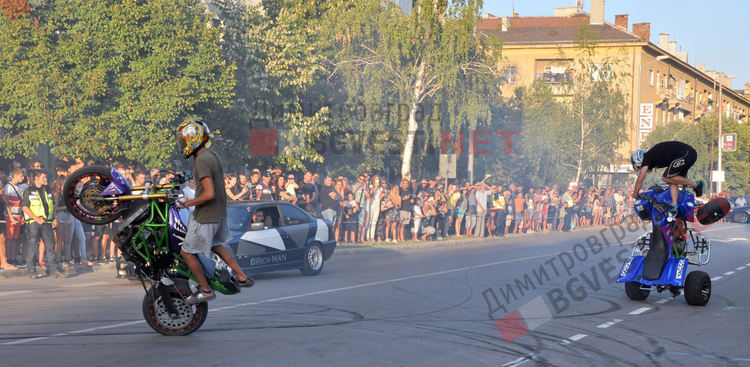 Миризма на изгорял бензин и стопени гуми вдигна адреналина на димитровградчани