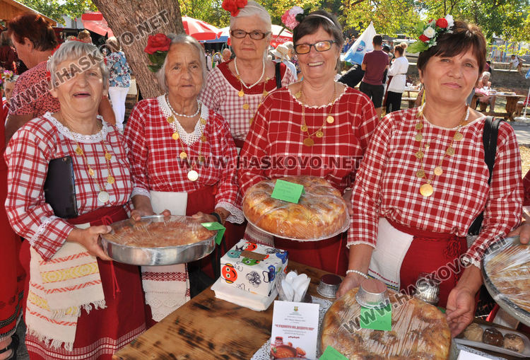 Представиха варен булгур, смигдал и сталевско масло на кулинарната благотворителна изложба с автентични рецепти
