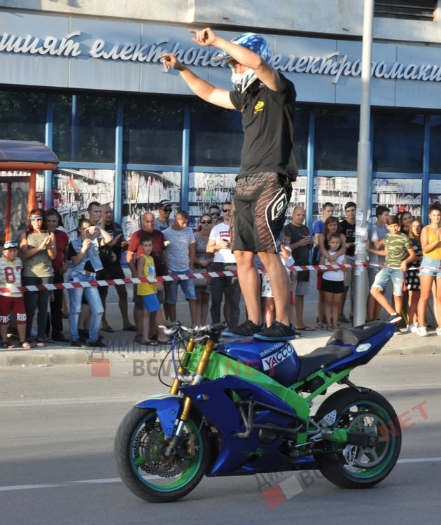 Миризма на изгорял бензин и стопени гуми вдигна адреналина на димитровградчани