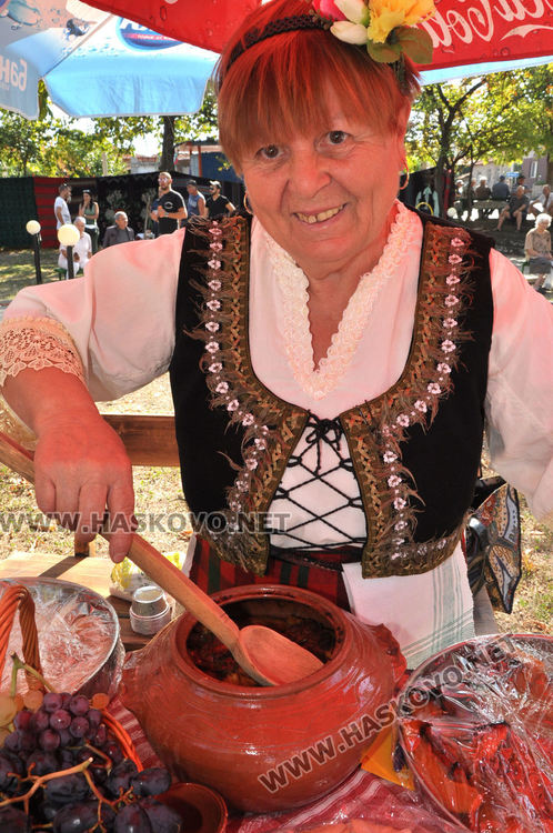 Представиха варен булгур, смигдал и сталевско масло на кулинарната благотворителна изложба с автентични рецепти