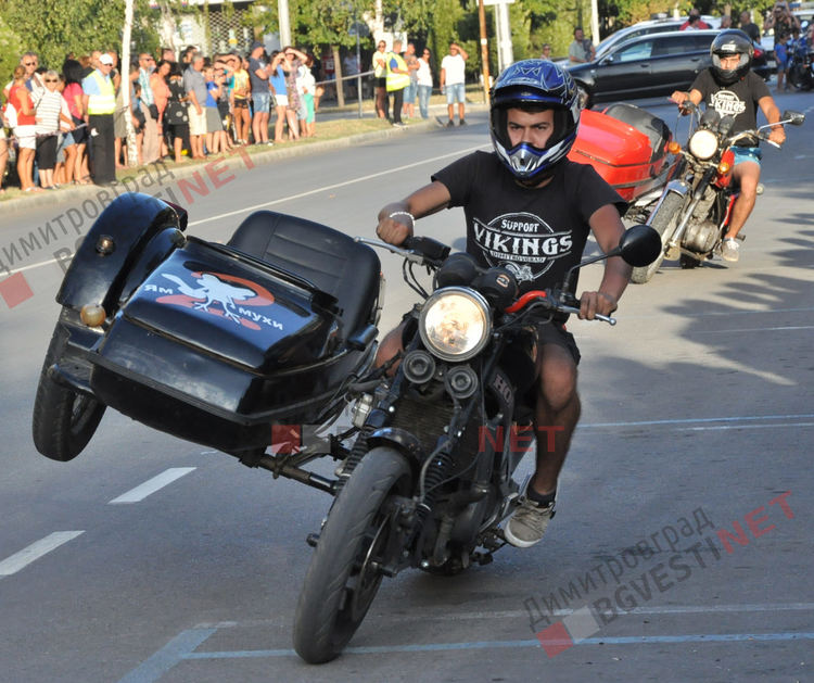 Миризма на изгорял бензин и стопени гуми вдигна адреналина на димитровградчани