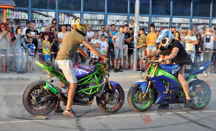 Миризма на изгорял бензин и стопени гуми вдигна адреналина на димитровградчани