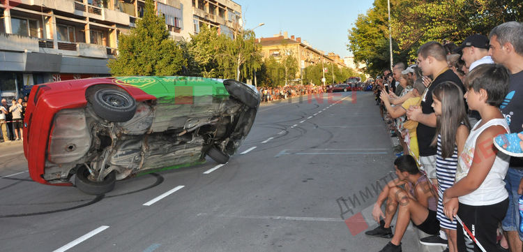 Миризма на изгорял бензин и стопени гуми вдигна адреналина на димитровградчани