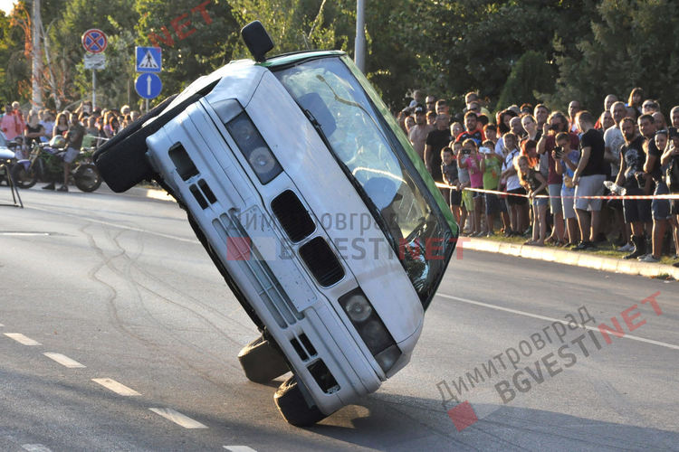 Миризма на изгорял бензин и стопени гуми вдигна адреналина на димитровградчани