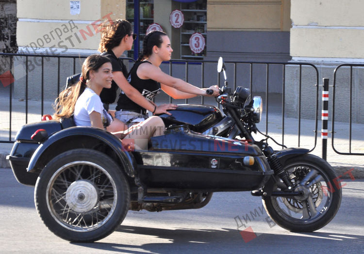 Миризма на изгорял бензин и стопени гуми вдигна адреналина на димитровградчани