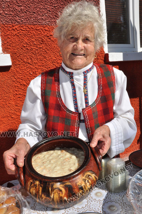 Представиха варен булгур, смигдал и сталевско масло на кулинарната благотворителна изложба с автентични рецепти