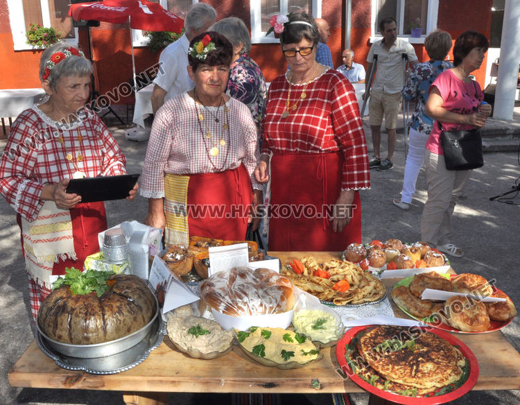 Представиха варен булгур, смигдал и сталевско масло на кулинарната благотворителна изложба с автентични рецепти