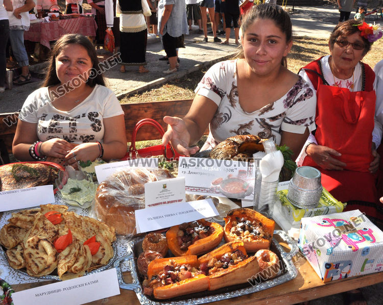 Представиха варен булгур, смигдал и сталевско масло на кулинарната благотворителна изложба с автентични рецепти