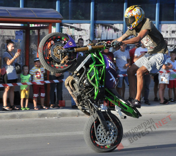 Миризма на изгорял бензин и стопени гуми вдигна адреналина на димитровградчани