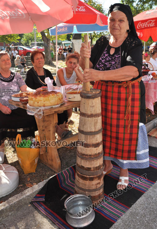 Представиха варен булгур, смигдал и сталевско масло на кулинарната благотворителна изложба с автентични рецепти