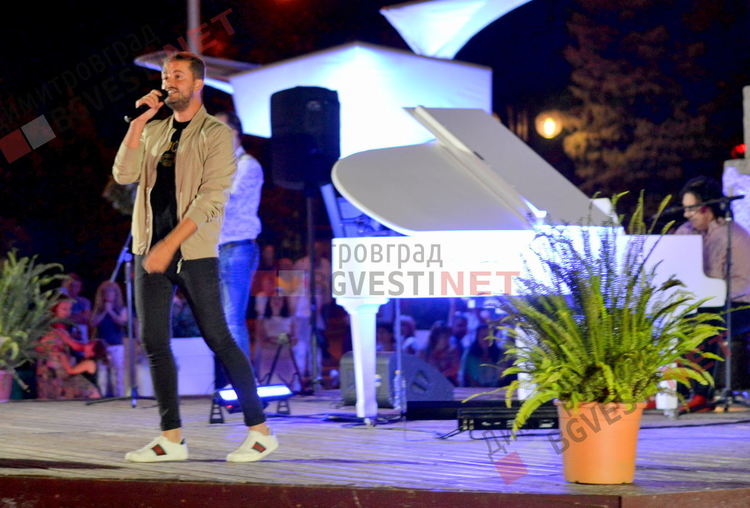 Страхотно парти със Стефан Илчев препълни центъра на Димитровград - гаф пощури публиката