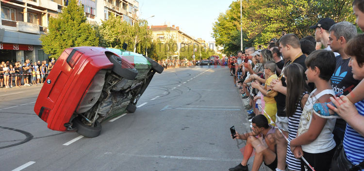 Миризма на изгорял бензин и стопени гуми вдигна адреналина на димитровградчани