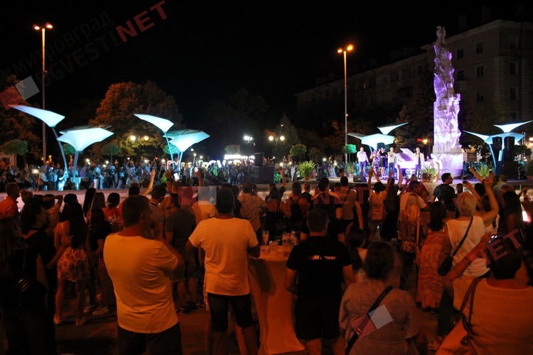 Страхотно парти със Стефан Илчев препълни центъра на Димитровград - гаф пощури публиката