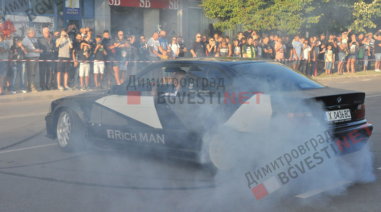 Миризма на изгорял бензин и стопени гуми вдигна адреналина на димитровградчани