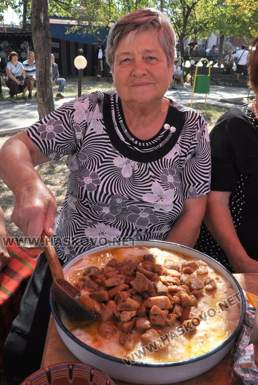 Представиха варен булгур, смигдал и сталевско масло на кулинарната благотворителна изложба с автентични рецепти