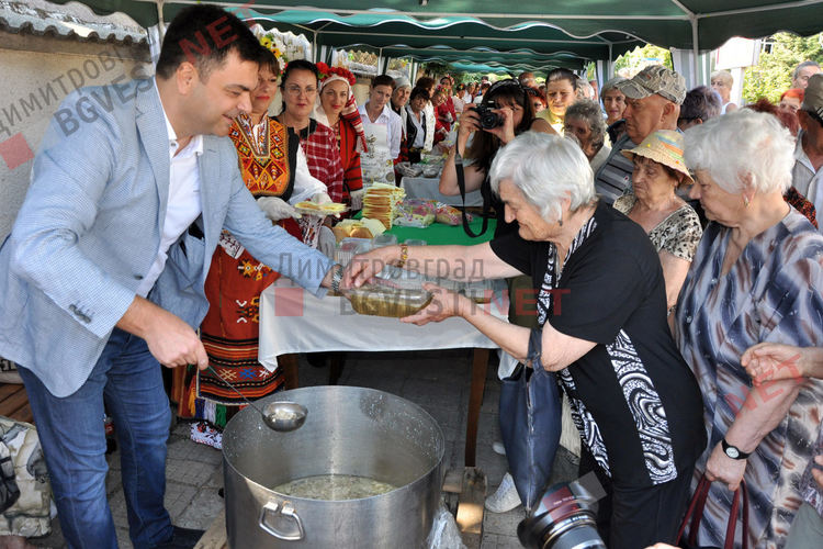 За 6-та поредна година курбан за димитровградчани раздаде кметът Димов
