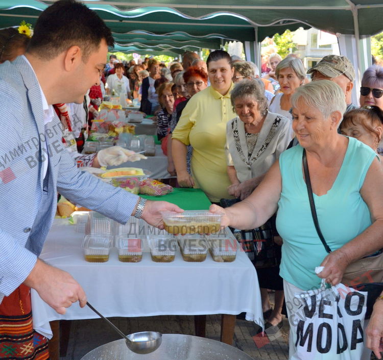 За 6-та поредна година курбан за димитровградчани раздаде кметът Димов