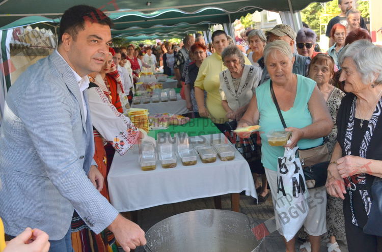 За 6-та поредна година курбан за димитровградчани раздаде кметът Димов