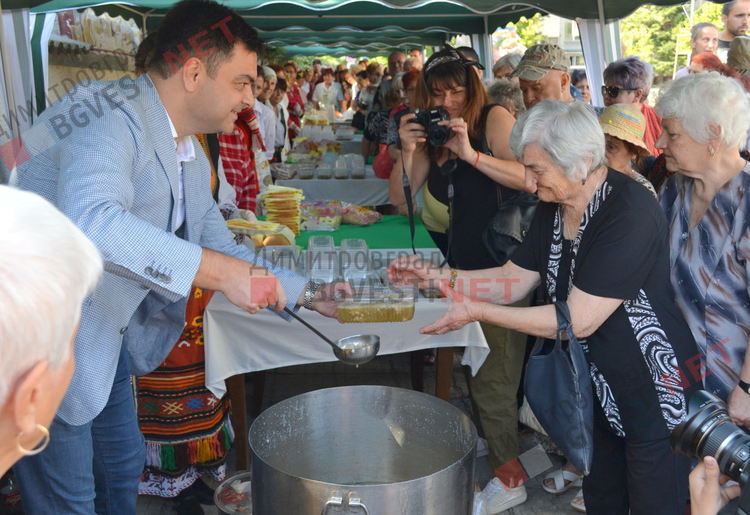 За 6-та поредна година курбан за димитровградчани раздаде кметът Димов