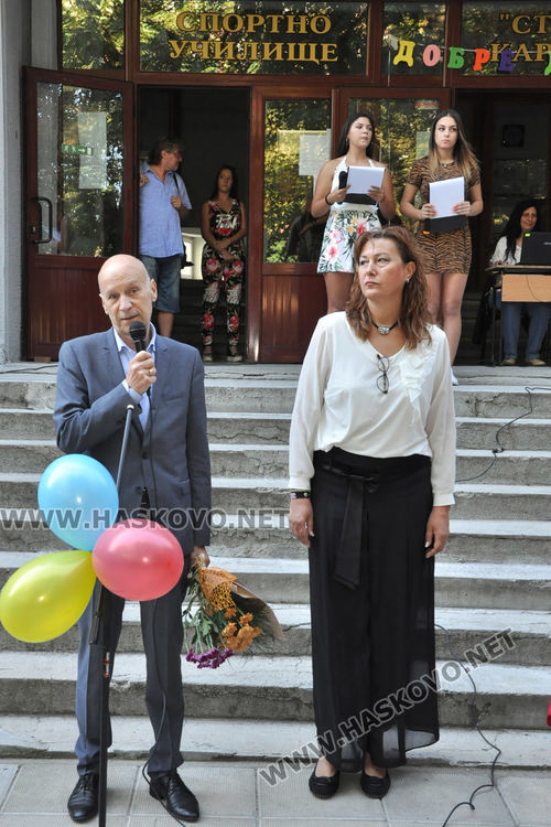 С водосвет и народна музика откриха учебната година в Спортното