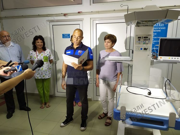 Реанимационна маса и монитор на стойност 8546 лева дариха полицаи на родилното отделение на болницата в Кърджали