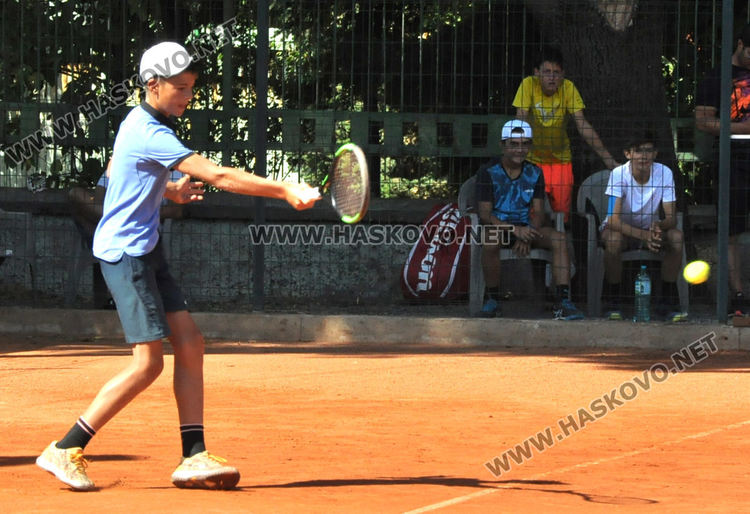 10 хасковски тенисисти спорят за трофея в Държавния турнир на "Юнак"
