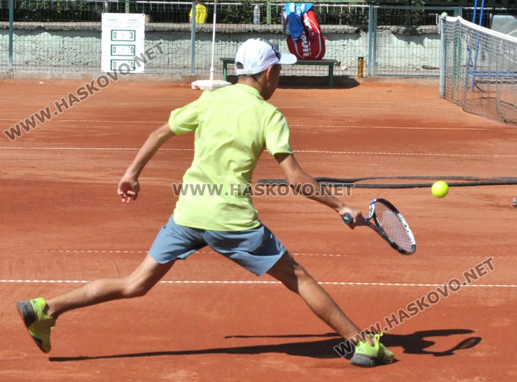 10 хасковски тенисисти спорят за трофея в Държавния турнир на "Юнак"