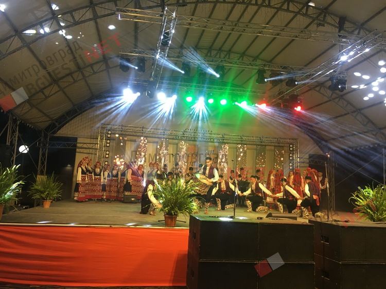 Ансамбъл “Тракия” напълни площад “България”, тестваха 4D-лазерите