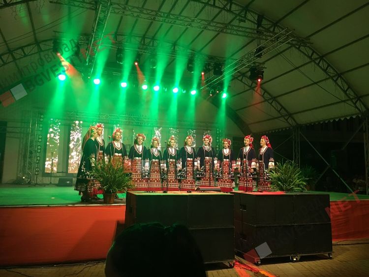 Ансамбъл “Тракия” напълни площад “България”, тестваха 4D-лазерите