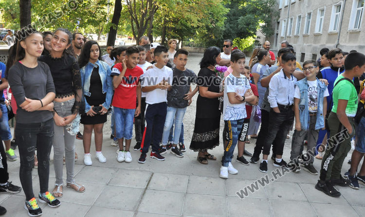 С водосвет и народна музика откриха учебната година в Спортното