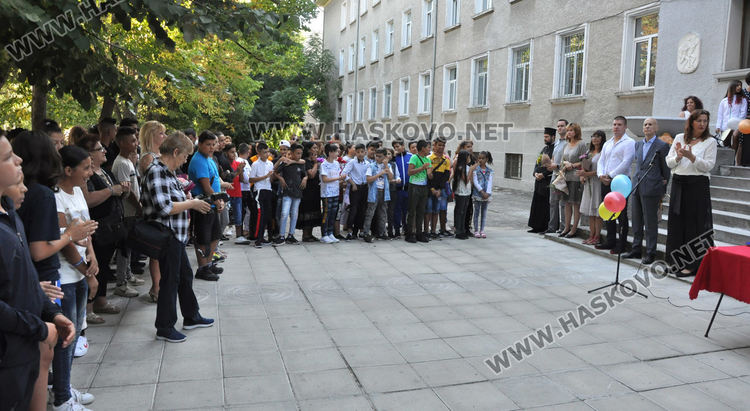 С водосвет и народна музика откриха учебната година в Спортното