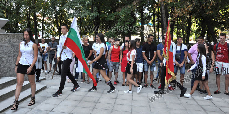 С водосвет и народна музика откриха учебната година в Спортното