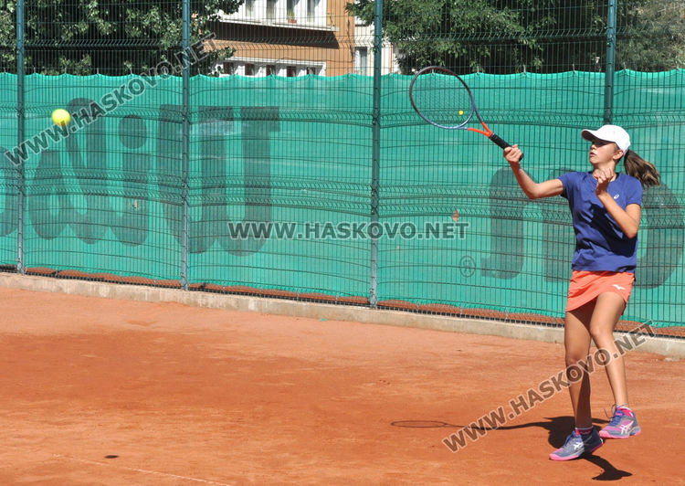 10 хасковски тенисисти спорят за трофея в Държавния турнир на "Юнак"