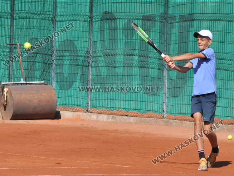 10 хасковски тенисисти спорят за трофея в Държавния турнир на "Юнак"