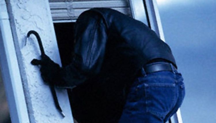 Бдителна съседка предпази възрастна жена от кражба