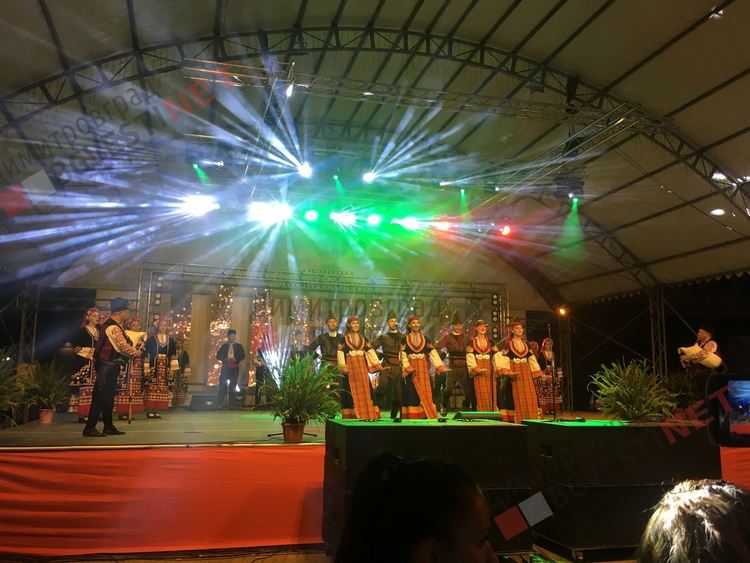 Ансамбъл “Тракия” напълни площад “България”, тестваха 4D-лазерите