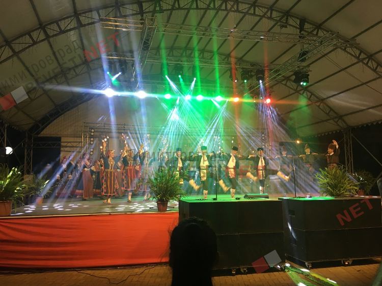 Ансамбъл “Тракия” напълни площад “България”, тестваха 4D-лазерите