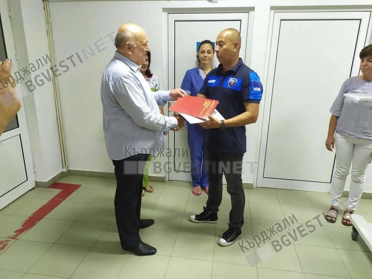 Реанимационна маса и монитор на стойност 8546 лева дариха полицаи на родилното отделение на болницата в Кърджали