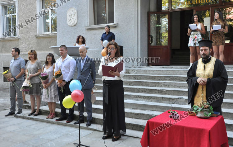 С водосвет и народна музика откриха учебната година в Спортното