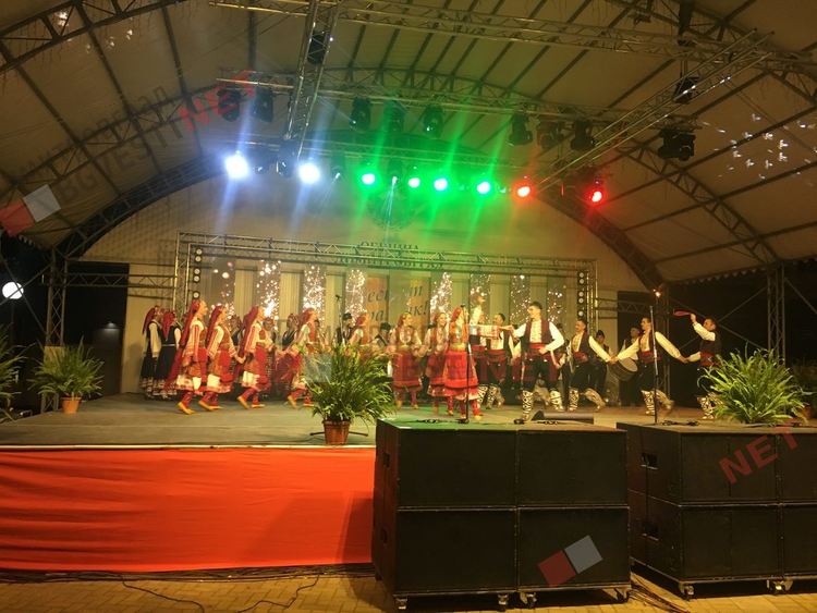 Ансамбъл “Тракия” напълни площад “България”, тестваха 4D-лазерите