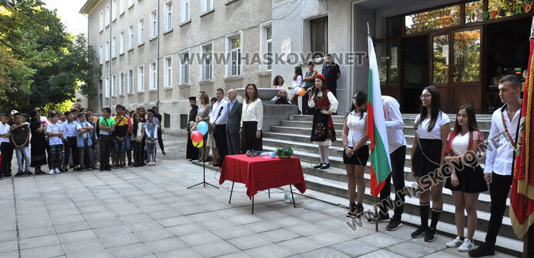 С водосвет и народна музика откриха учебната година в Спортното