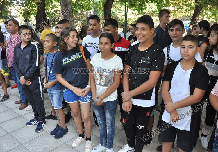 С водосвет и народна музика откриха учебната година в Спортното